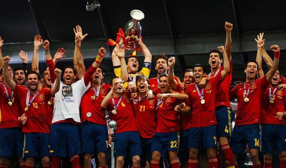 在十五年前的那场欧洲杯决赛中，西班牙以1：0的比分力克德国，成功夺冠。那时的西班(4)