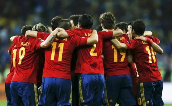 在十五年前的那场欧洲杯决赛中，西班牙以1：0的比分力克德国，成功夺冠。那时的西班(5)