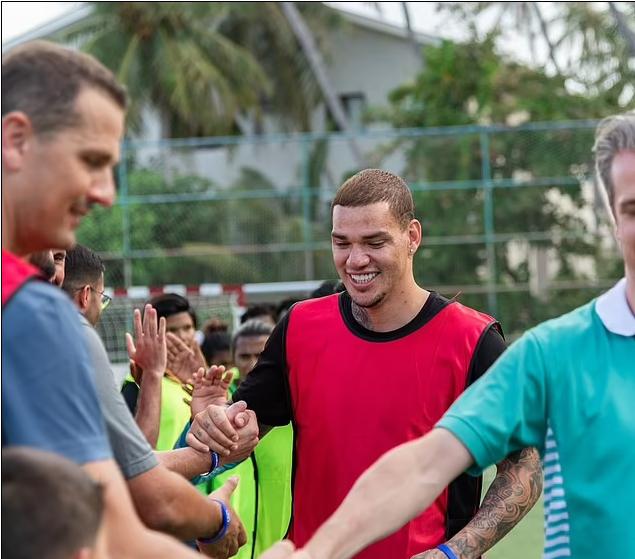 休假也不闲着，埃德森在马尔代夫度假时与球迷踢球并合影(1)
