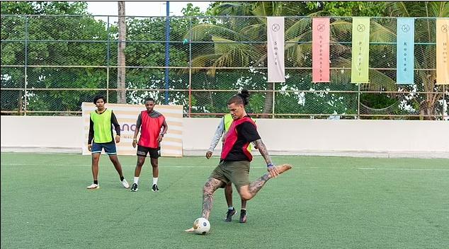 休假也不闲着，埃德森在马尔代夫度假时与球迷踢球并合影(2)