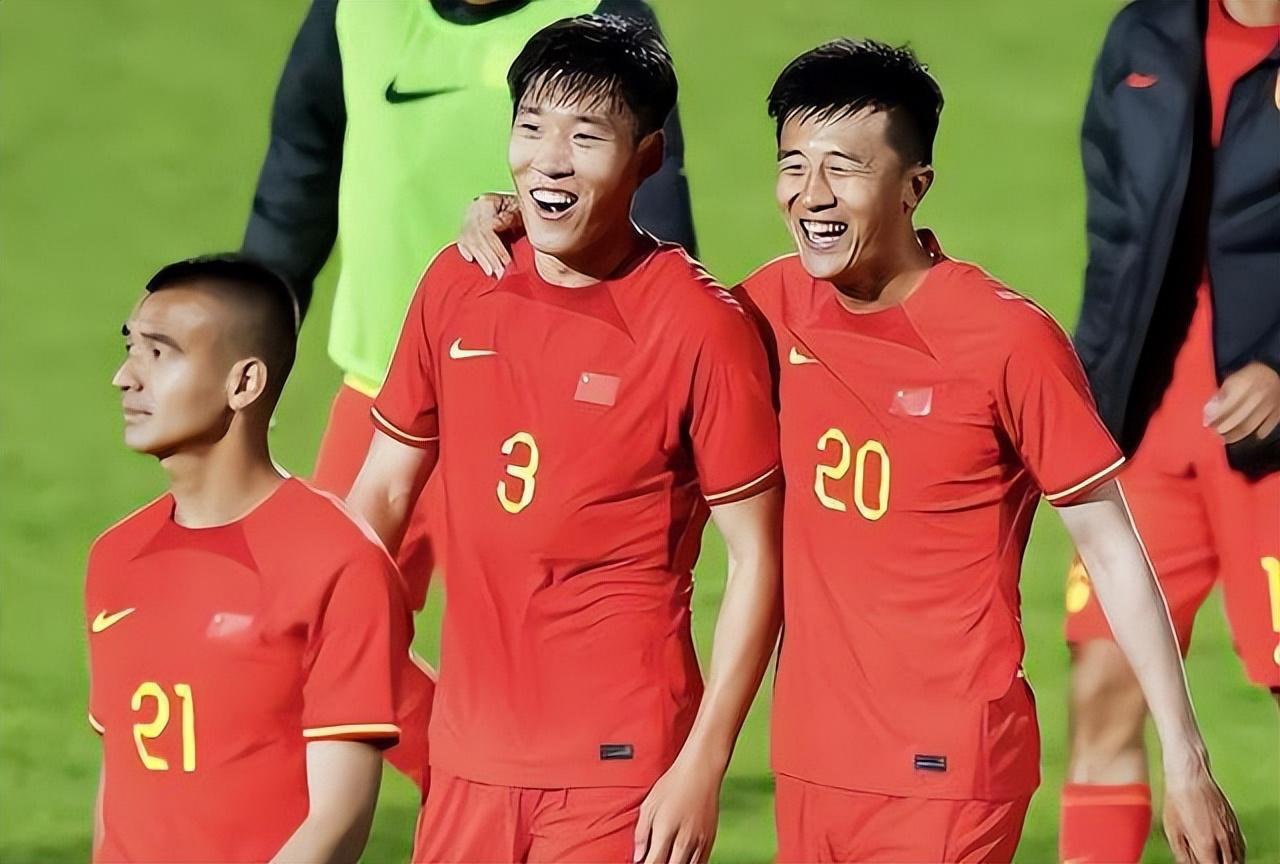 中国足球向前迈进：女足出征世界杯，男足锁定第二档(2)