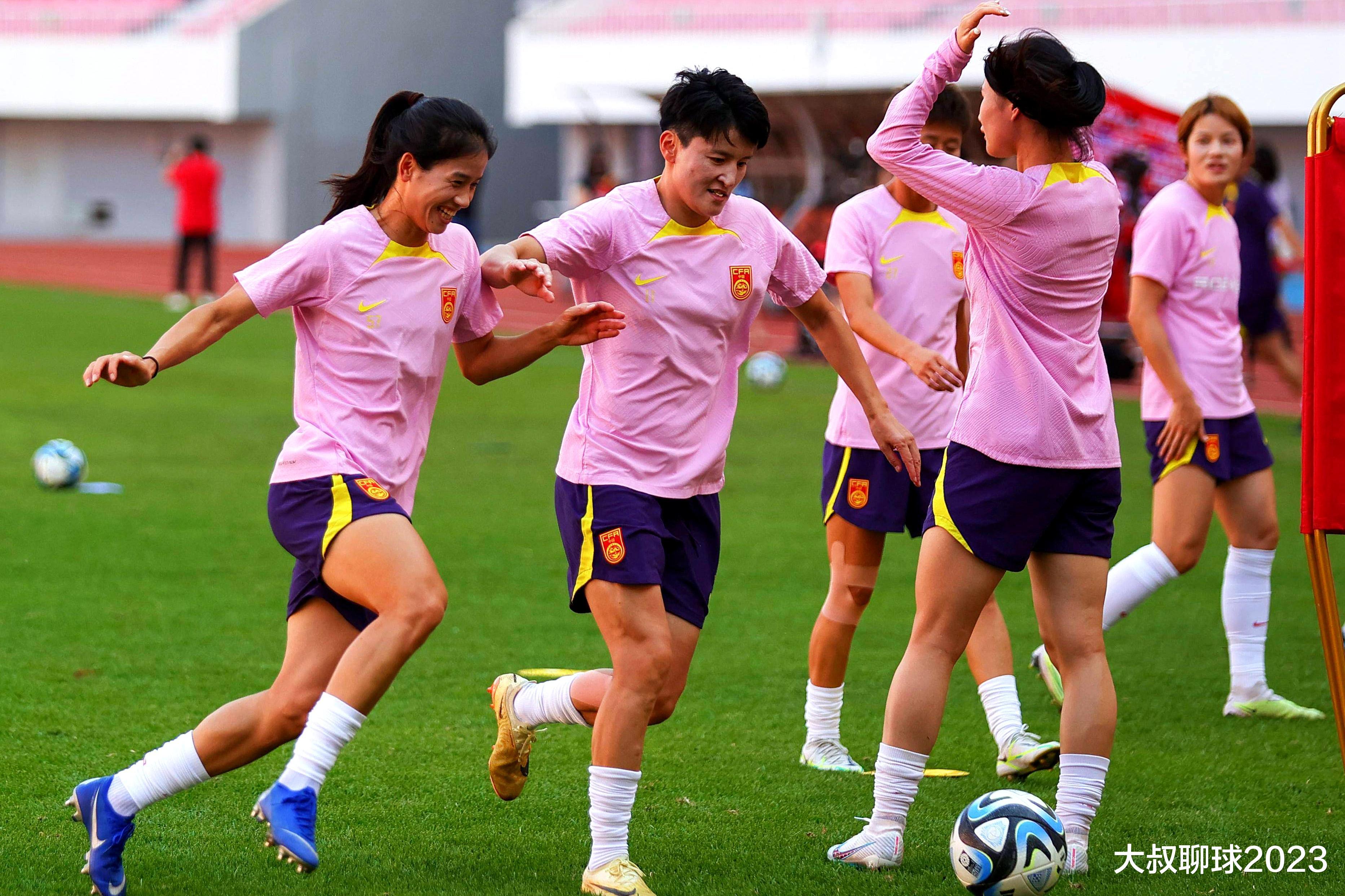 女足姑娘快问快答：三分之二喜欢梅西，愿梅西给中国足球带来好运(4)