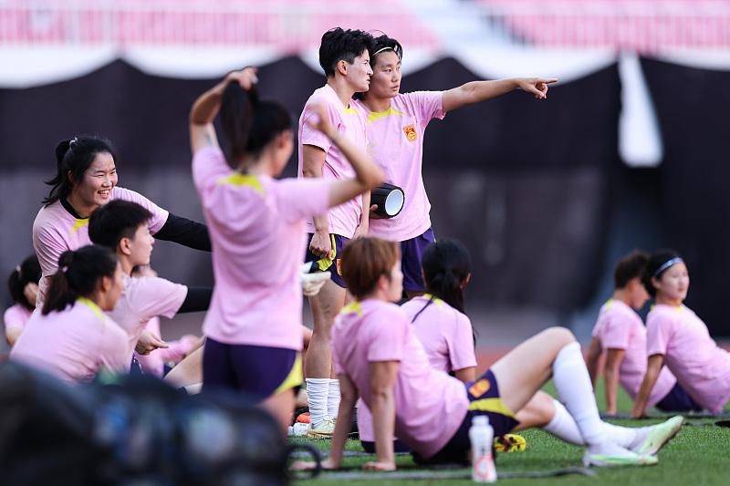 中国女子足球队要参加世界杯了！球队管理层把公务室留给了队员，他们一到澳就开始训练(1)