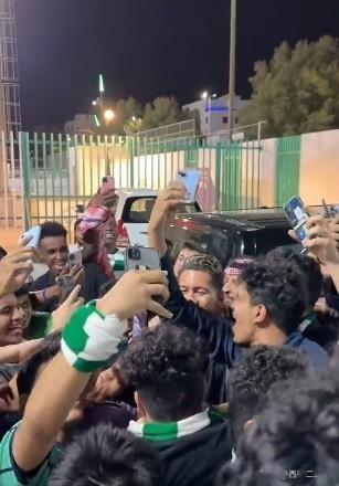 沙特阿拉伯球迷为菲尔米诺“疯狂”

数百名阿赫利球迷等待着与这位巴西球星，拥抱并(1)