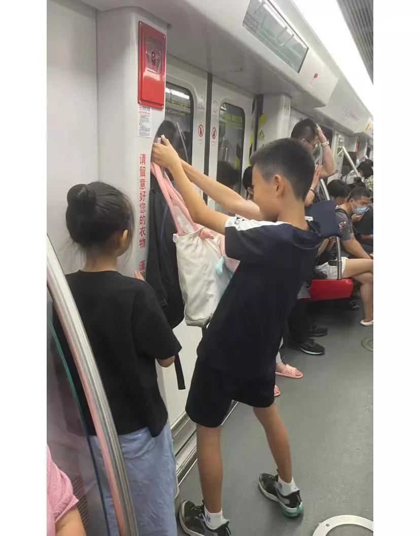 这一刻，我觉得中国足球是有希望的
出门办事，在地铁上听到两个小孩在聊足球。小女孩(1)