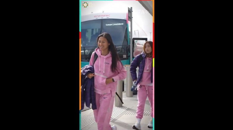记者：中国女足今天上午乘包机前往珀斯，赛前有半小时踩场(1)