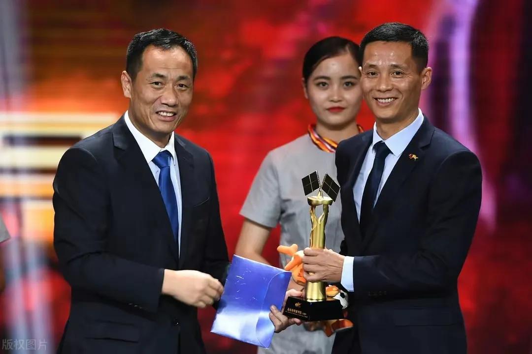 根据国内多方媒体报道，四次荣获中国足协金哨奖的谭海，以及前中国足协竞赛部部长、曾(1)