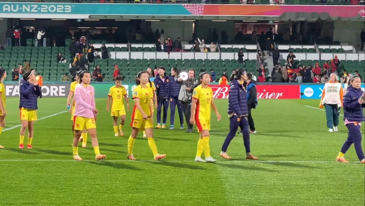 中国女足在世界杯虽然首场失利，但赛后一幕还是让球迷们很感动！

与丹麦的比赛结束(3)