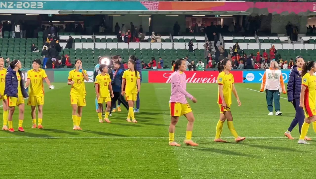 中国女足在世界杯虽然首场失利，但赛后一幕还是让球迷们很感动！

与丹麦的比赛结束(4)