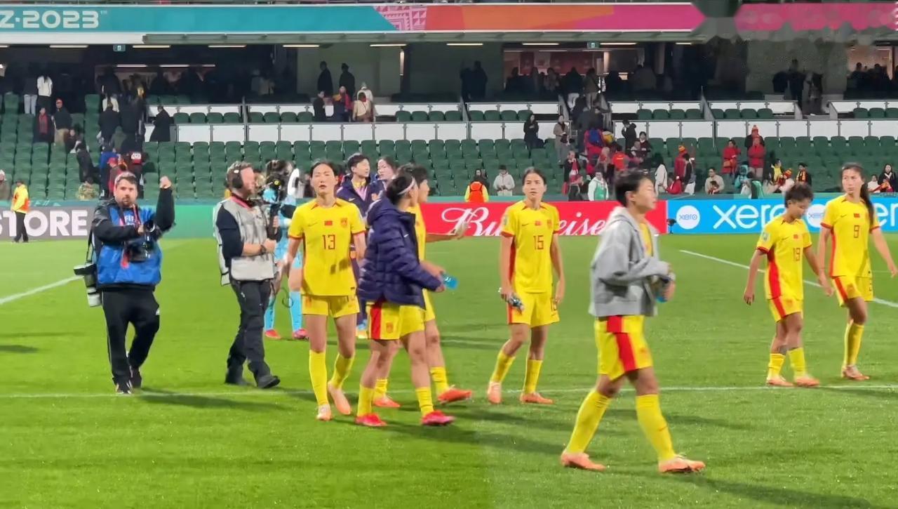 中国女足在世界杯虽然首场失利，但赛后一幕还是让球迷们很感动！

与丹麦的比赛结束(5)