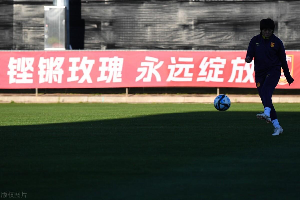 中国女足训练时，水导来一脚，英姿不减当年，但张琳艳的衣服[捂脸][捂脸][捂脸](7)