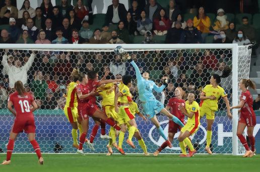 对阵丹麦队的比赛，中国女足踢得不可谓不出色，在比赛绝大多数时间里都能通过技术的碾(1)