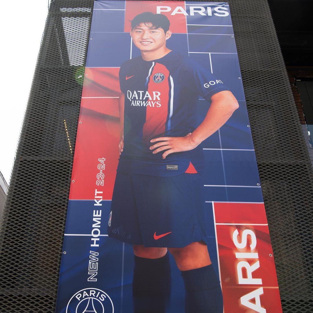 巴黎圣日耳曼官方在韩国的球衣线下售卖第二波开启，门前排起了超长的队伍。#巴黎圣日(4)