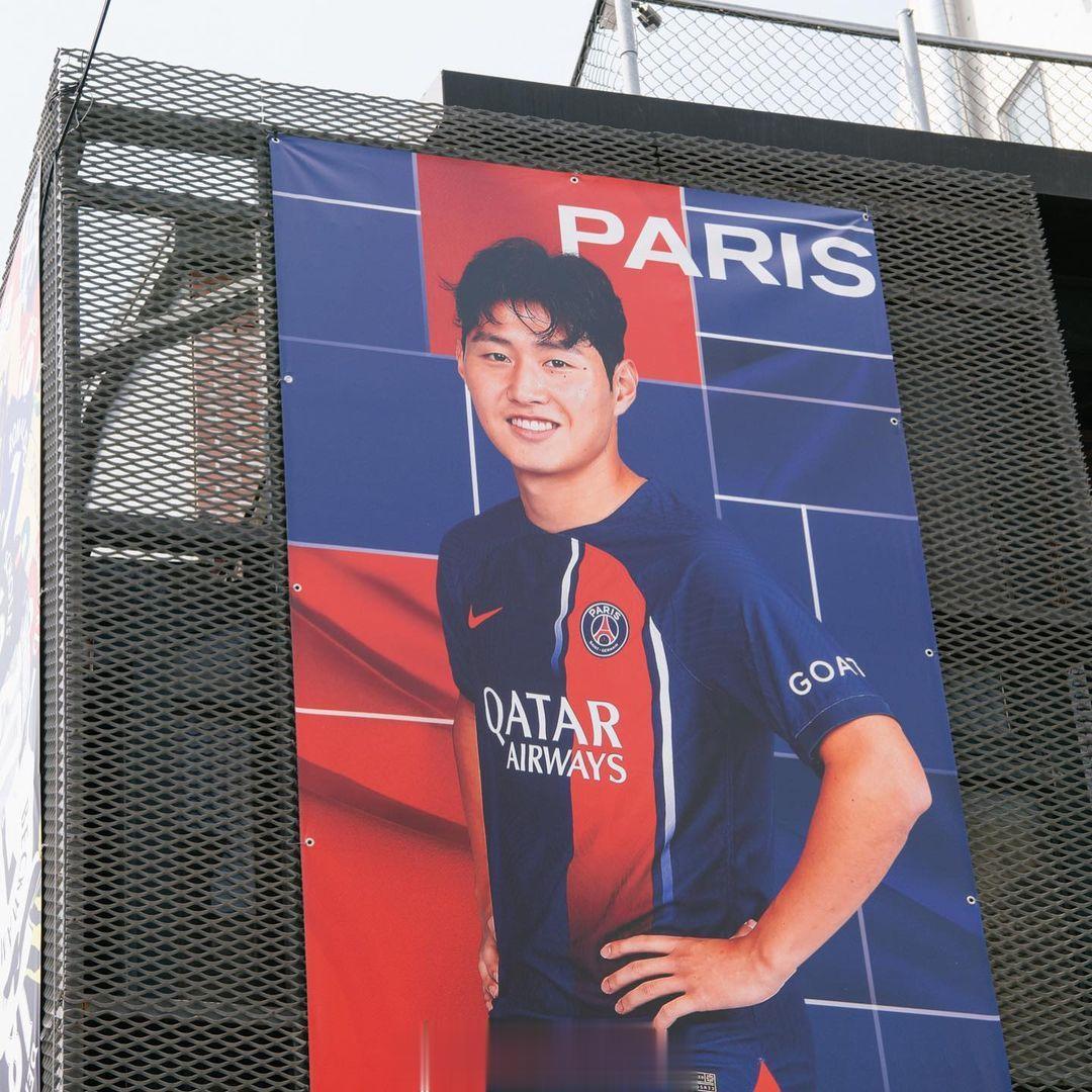 巴黎圣日耳曼官方在韩国的球衣线下售卖第二波开启，门前排起了超长的队伍。#巴黎圣日(5)