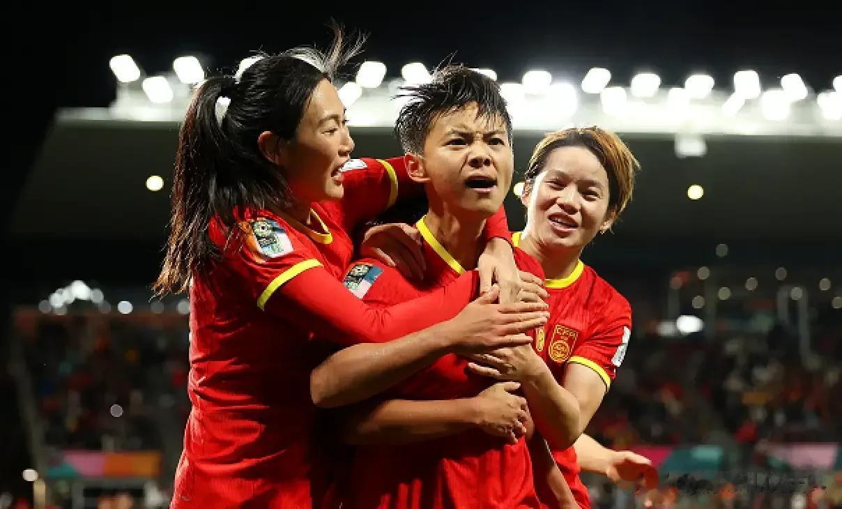 在中国女足世界杯小组赛中，主力球员王霜多次被安排为替补出场，这显示出教练对她目前(1)