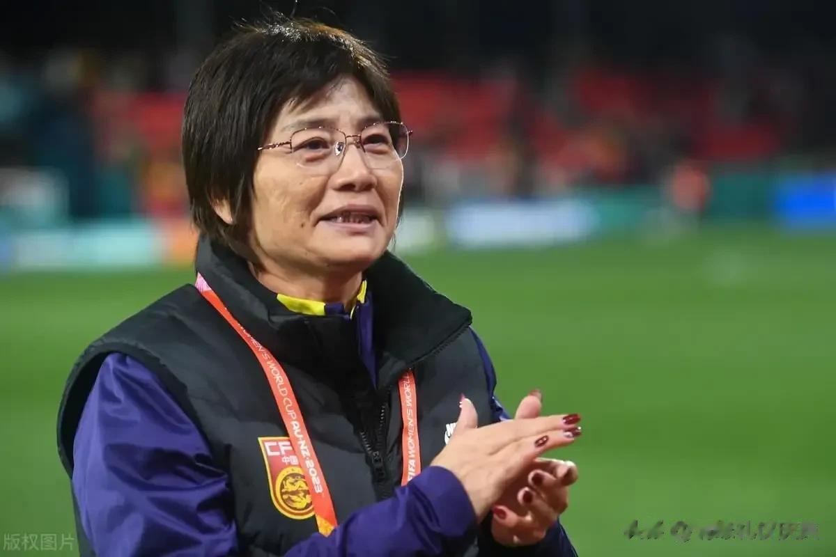 在中国女足世界杯小组赛中，主力球员王霜多次被安排为替补出场，这显示出教练对她目前(2)