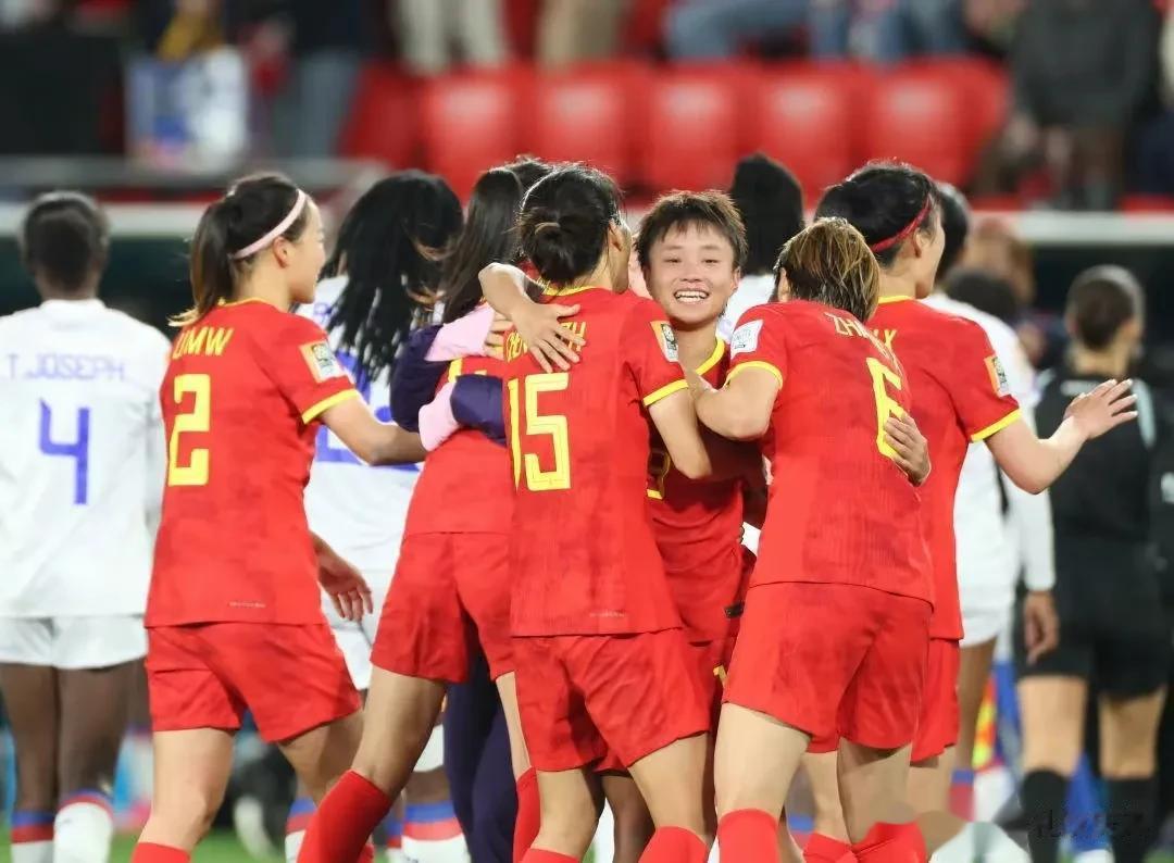 在中国女足世界杯小组赛中，主力球员王霜多次被安排为替补出场，这显示出教练对她目前(3)