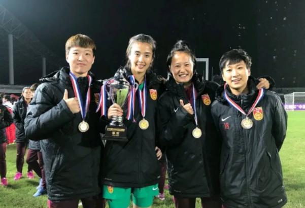 中国女足球员朱钰在社交媒体上晒出了一张女足更衣室的大合照(1)