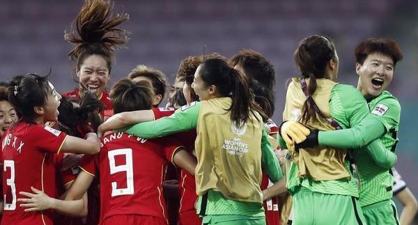 中国女足球员朱钰在社交媒体上晒出了一张女足更衣室的大合照(2)