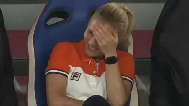 落后被动挨打就会被人家耻笑！
在当年的东京奥运会，维格曼率领的荷兰女足在小组赛8(1)