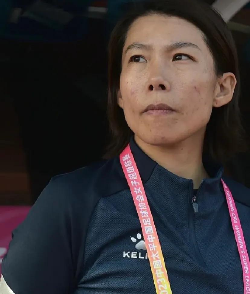 从三件小事，看出中国女足困局小事一:看不到的录像

前亚洲最佳女教练、目前执教江(1)