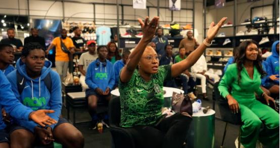 尼日利亚球迷在主场赞扬女足世界杯上克服困难的战斗(1)