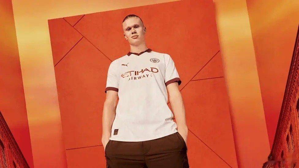 曼城发布新赛季客场球衣：白色主体色+深红搭配的复古风格曼城官方消息，俱乐部和PU(6)