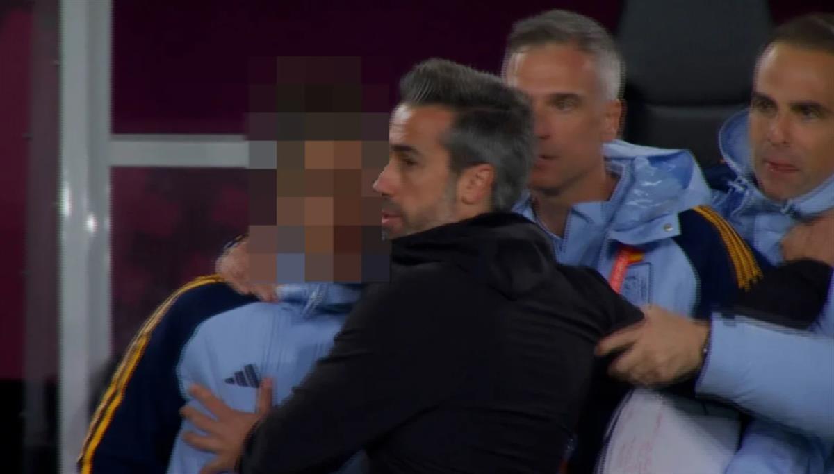 女足世界杯西班牙再度引发争议：主帅庆祝进球时疑似袭胸女工作人员(1)
