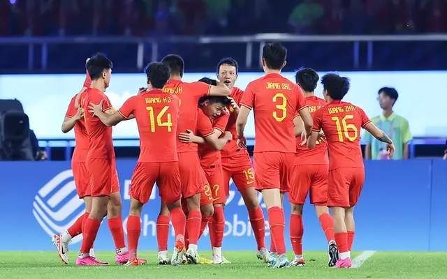 亚运会惊现黑哨，中国男足1-0卡塔尔，高准翼给裁判竖起大拇指(1)