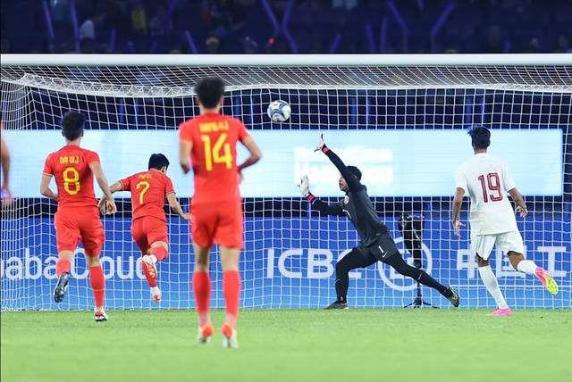 亚运会惊现黑哨，中国男足1-0卡塔尔，高准翼给裁判竖起大拇指(5)