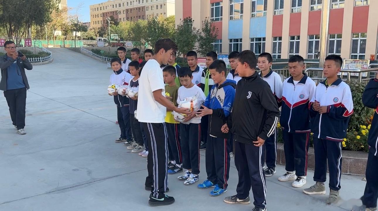 点赞！国安球员乃比江回到家乡新疆做慈善(3)