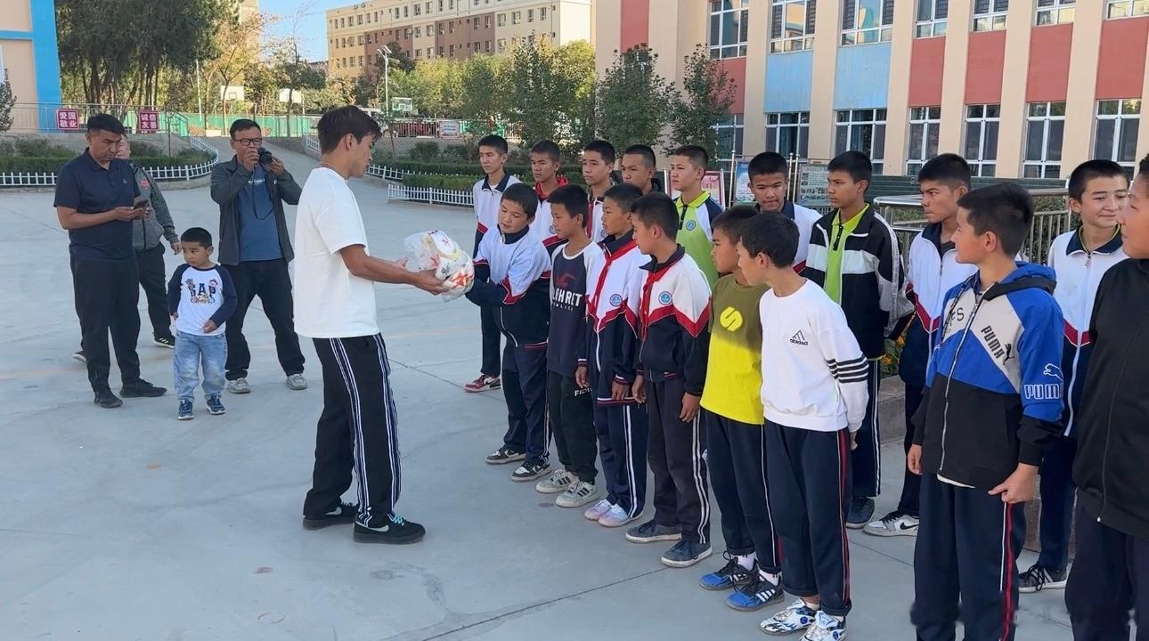 点赞！国安球员乃比江回到家乡新疆做慈善(4)