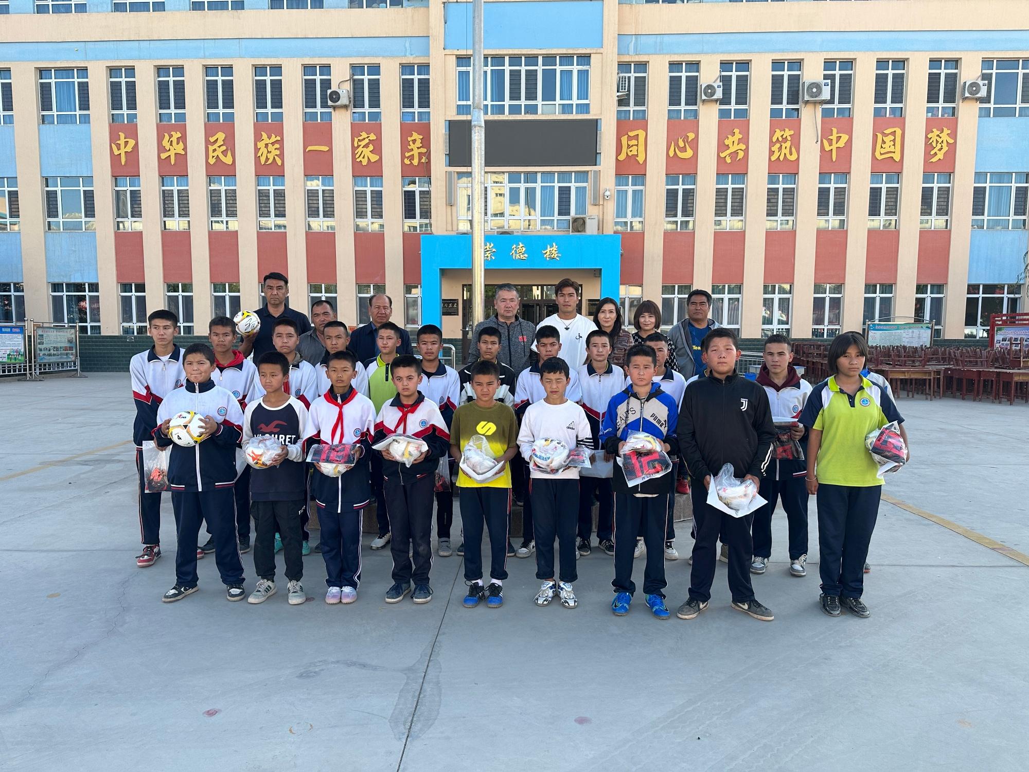 点赞！国安球员乃比江回到家乡新疆做慈善(6)