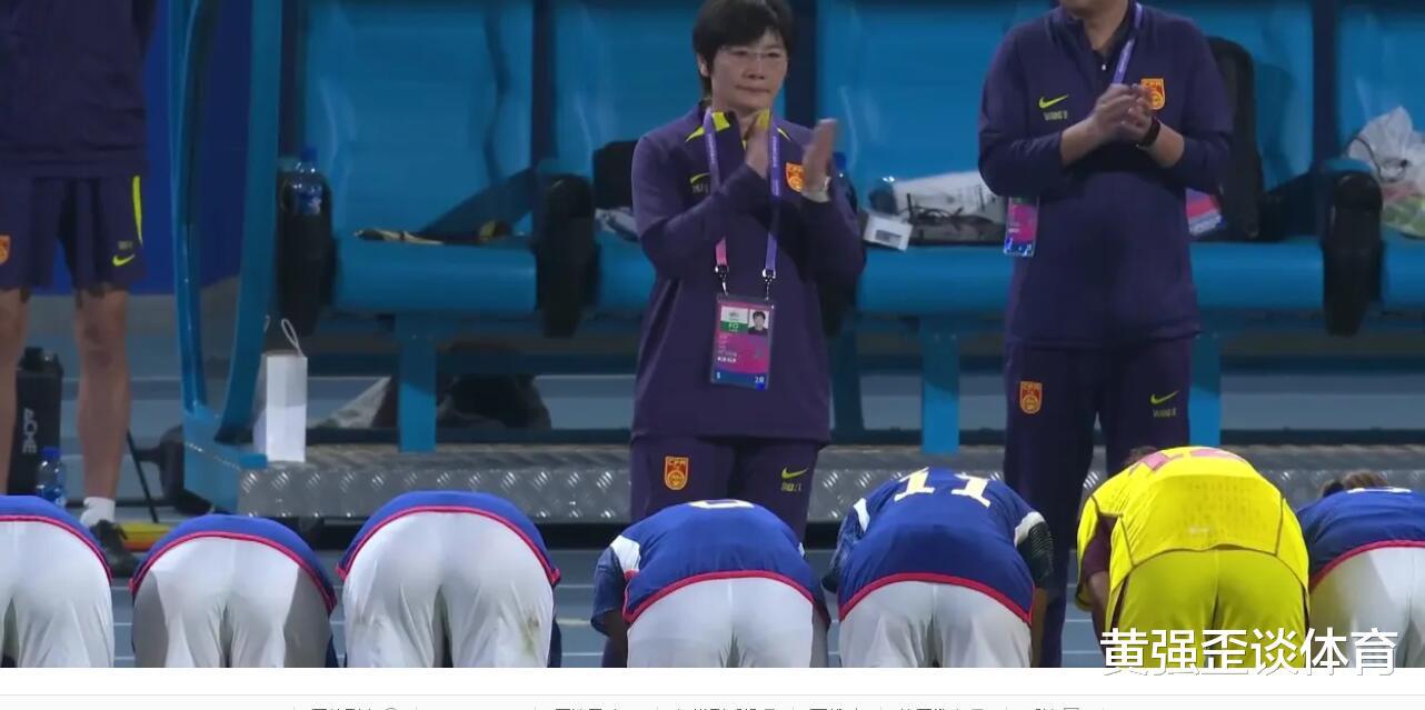 日本女足向中国球迷鞠躬，朝鲜球员要水威胁工作人员，差别之大？(1)