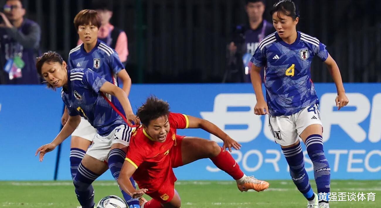 日本女足向中国球迷鞠躬，朝鲜球员要水威胁工作人员，差别之大？(2)