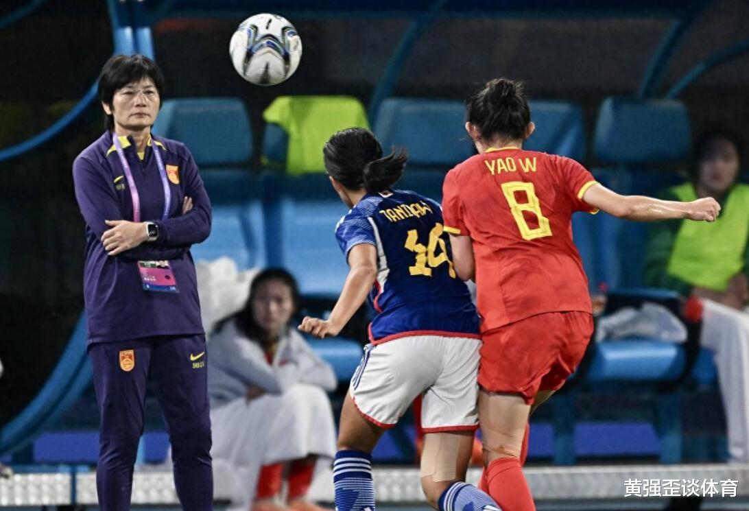 日本女足向中国球迷鞠躬，朝鲜球员要水威胁工作人员，差别之大？(3)
