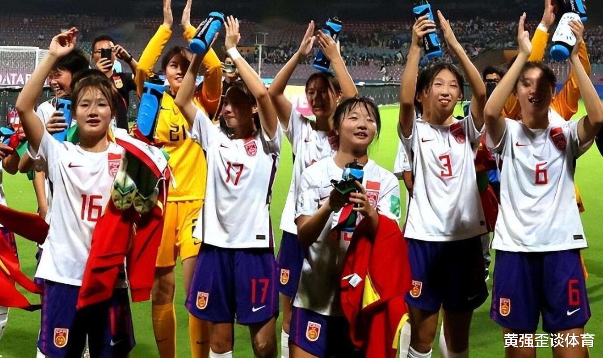 日本女足向中国球迷鞠躬，朝鲜球员要水威胁工作人员，差别之大？(4)