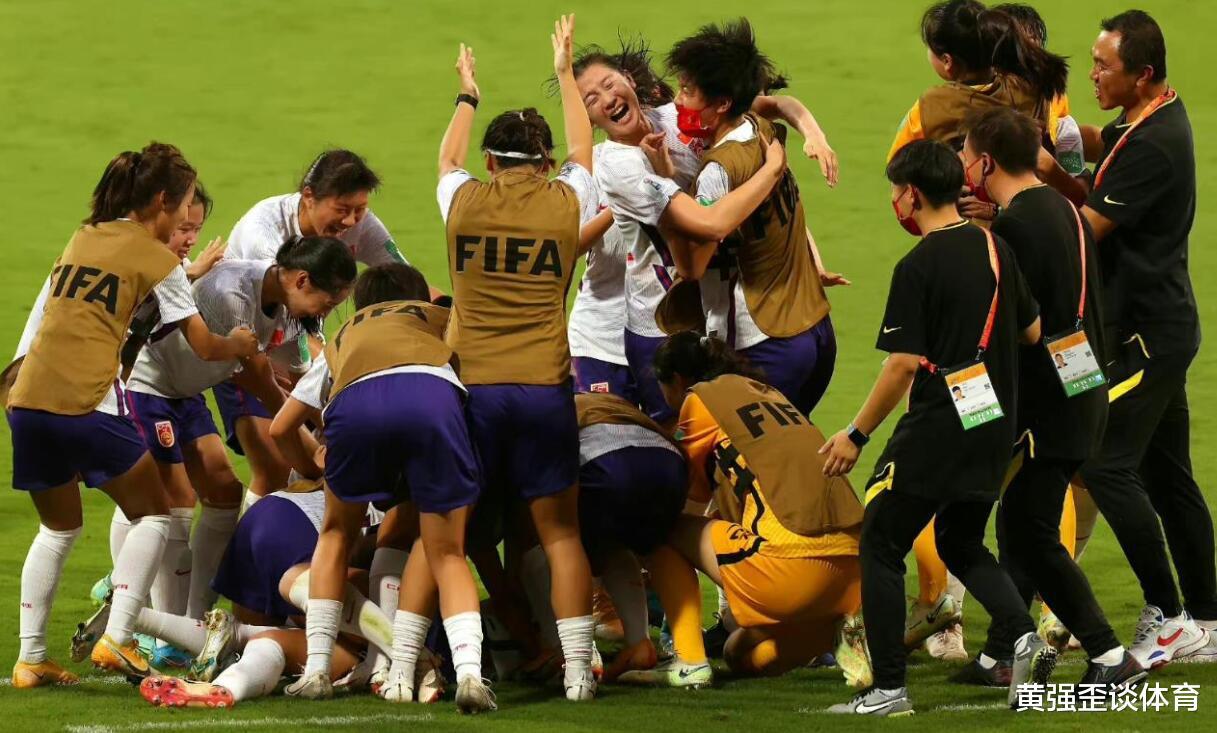 日本女足向中国球迷鞠躬，朝鲜球员要水威胁工作人员，差别之大？(5)