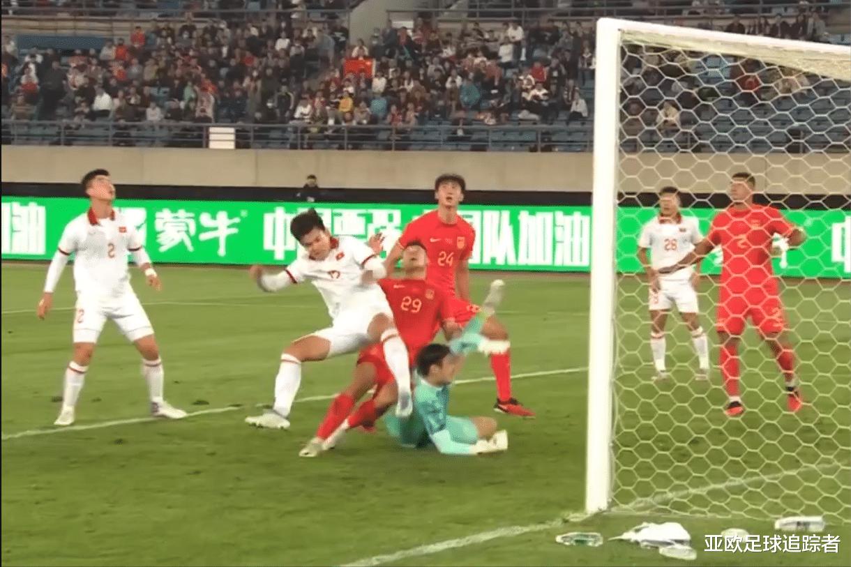 0-0！国足让越南踢成“巴萨”，老将谭龙成唯一亮点，复仇成空话(4)