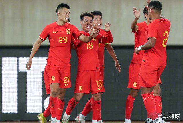 2-0越南，扬科维奇挥拳怒吼！国足队长仅6.5分：全队最低，该沦为替补(1)