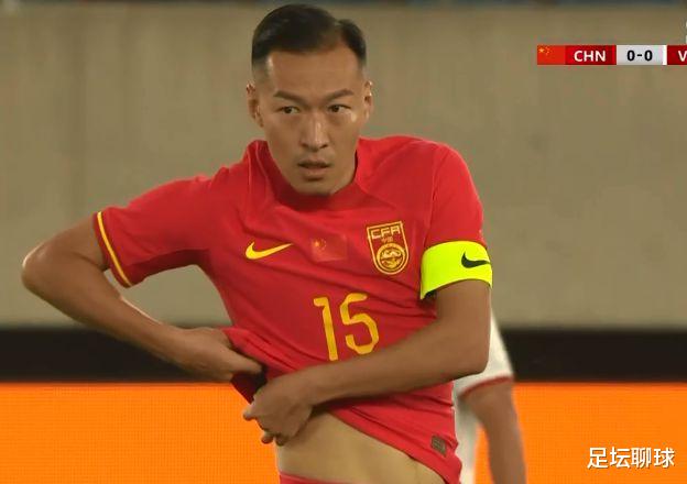 2-0越南，扬科维奇挥拳怒吼！国足队长仅6.5分：全队最低，该沦为替补(3)