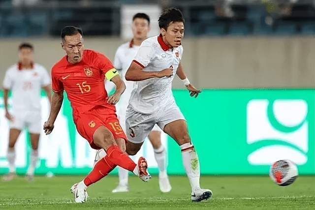 中国男足主场复仇越南，三大水货拉胯，球迷呼吁世预赛千万别用(3)