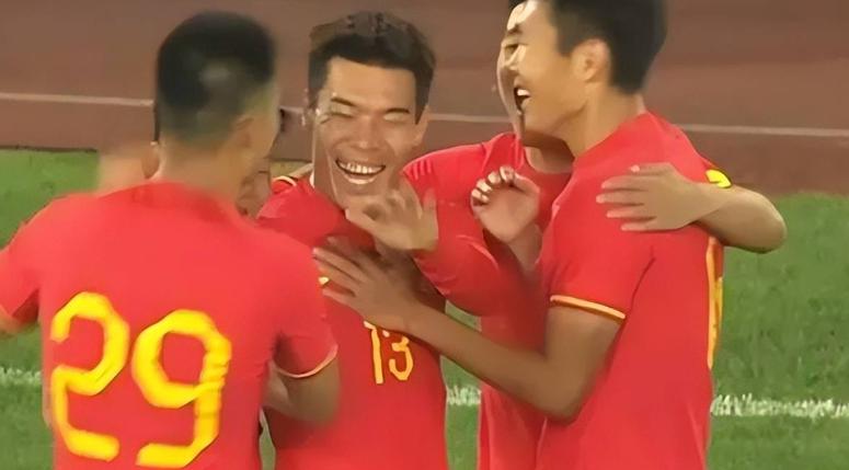 2：0！国足11打10复仇越南，只有身高是优势，赢了比赛输掉未来(2)