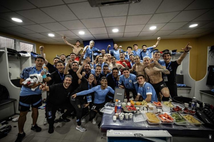 苏亚雷斯晒照庆祝战胜阿根廷：太美妙了！球队付出巨大努力！(1)