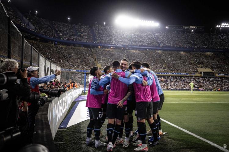 苏亚雷斯晒照庆祝战胜阿根廷：太美妙了！球队付出巨大努力！(2)