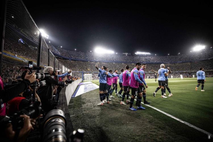 苏亚雷斯晒照庆祝战胜阿根廷：太美妙了！球队付出巨大努力！(3)