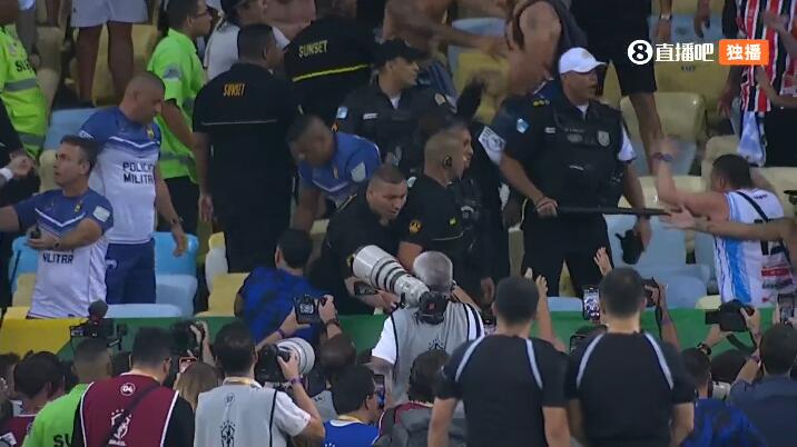 记者：巴西安保野蛮对待阿根廷球迷！阿根廷队因此做出离场决定(1)