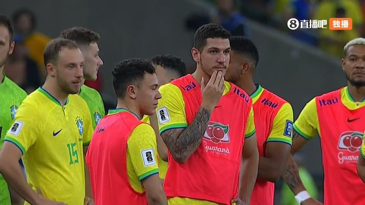 全懵了！！巴西vs阿根廷比赛中止！巴西球员一脸茫然(1)