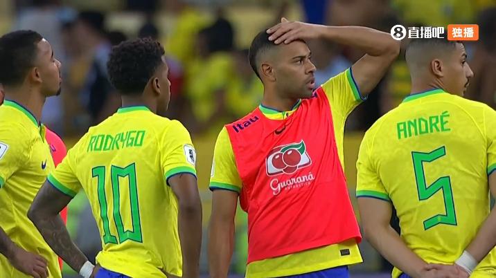 全懵了！！巴西vs阿根廷比赛中止！巴西球员一脸茫然(2)