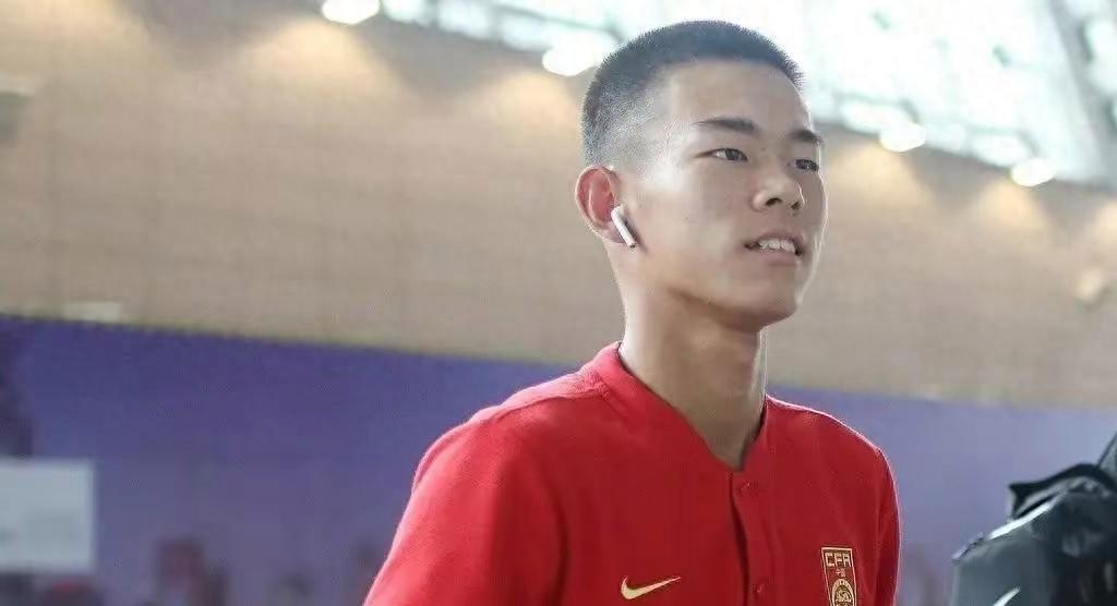 中国男足更多年轻球员应积极留洋发展 何小珂等年轻一代表现出色(1)